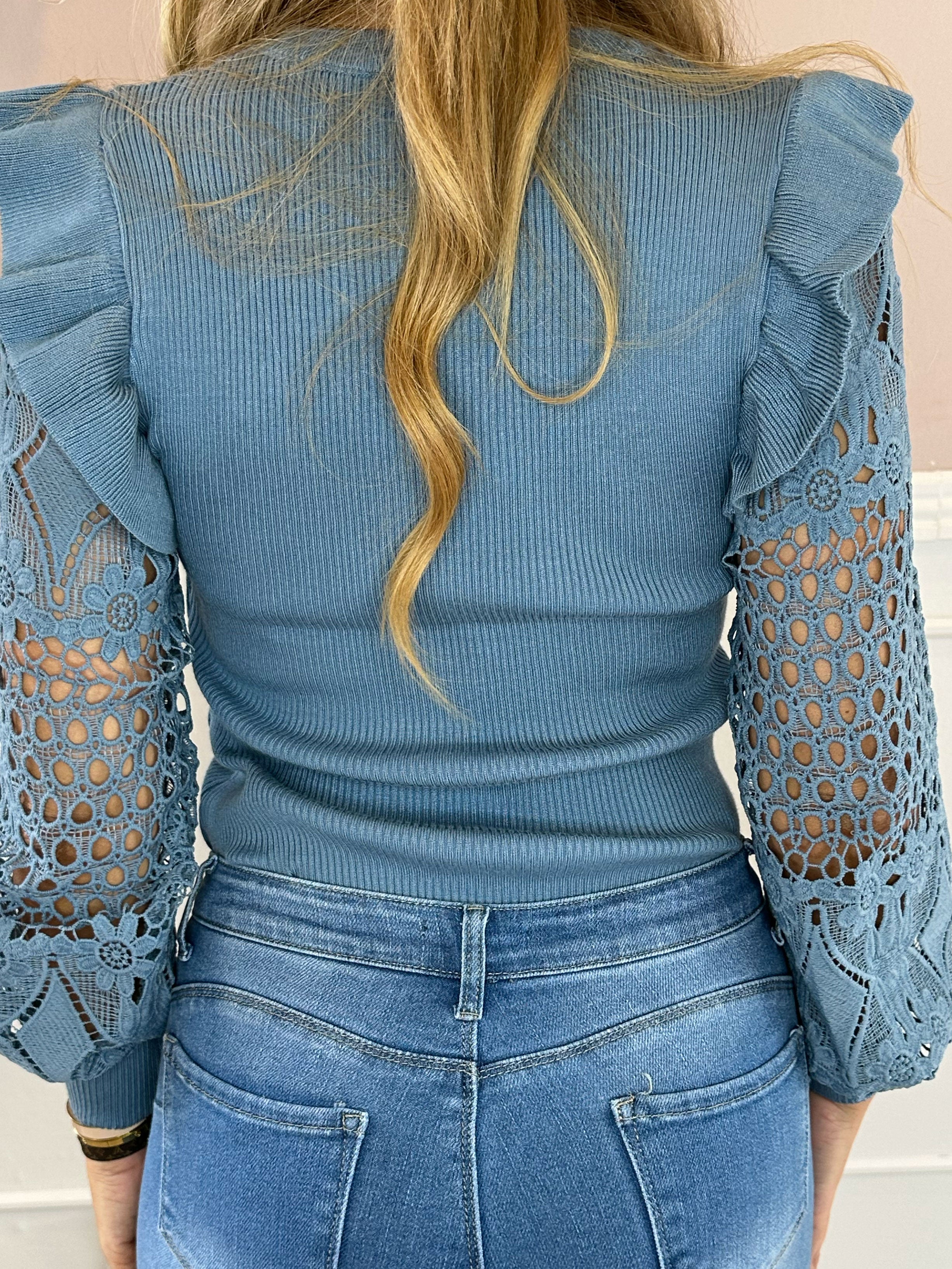 Diamond - Strikbluse med broderet ærmer og flæsedetaljer